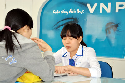 Nhân viên VNPT Khánh Hòa giới thiệu dịch vụ MyTV đến khách hàng.