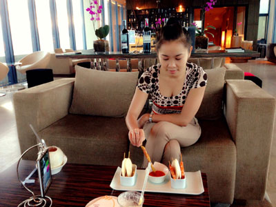 Thưởng thức cocktail trên tầng cao nhất của khách sạn Sheraton