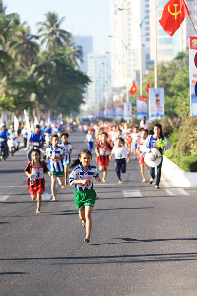 Vận động viên Nguyễn Thị Ánh Ngà (người chạy đầu tiên) - Trường Tiểu học Vĩnh Thạnh bức tốp về đích. 