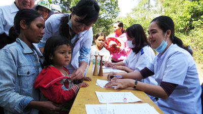 Khi thầy thuốc về làng...