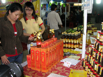 Mua sắm tại Hội chợ Công nghiệp – Thương mại Khánh Hòa năm 2013.