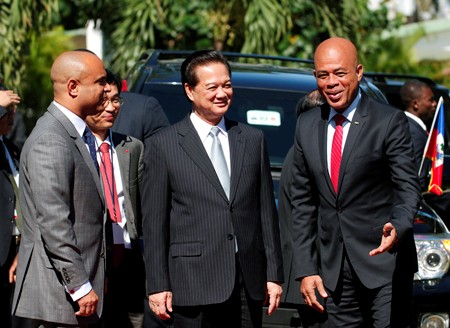 Tổng thống Haiti Michel Joseph Martelly (phải) và Thủ tướng Haiti Laurent Salvador Lamothe (trái) đón Thủ tướng Nguyễn Tấn Dũng - Ảnh: VGP/Nhật Bắc