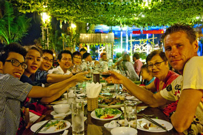 Trải nghiệm đêm biển Nha Trang với Dạ tiệc Buffet hải sản nướng tại E-land Four Seasons