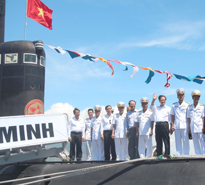 Thủ tướng Nguyễn Tấn Dũng cùng các đồng chí lãnh đạo tham quan tàu ngầm HQ-183 TP. Hồ Chí Minh.