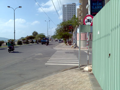 Cần cắm lại biển tên đường