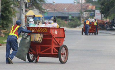 Dù có thâm niên, nhiều công nhân của Công ty Môi trường đô thị Nha Trang chỉ được ký hợp đồng thời vụ.