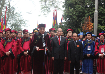 Ông Chu Ngọc Anh - Chủ tịch UBND tỉnh Phú Thọ đọc Chúc văn. (ảnh: Dân trí)