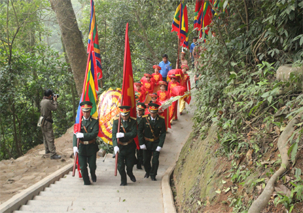 Ðoàn dâng hương khởi hành từ sân Trung tâm lễ hội qua Nghi môn, đền Hạ, đền Trung, lên đền Thượng. (ảnh: Dân trí)