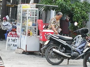 Cột mốc cây số bị che khuất