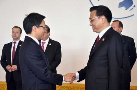 Thủ tướng Trung Quốc Lý Khắc Cường và Phó Thủ tướng Vũ Đức Đam. Ảnh: VGP/Đình Nam