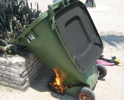 Thùng rác bốc cháy