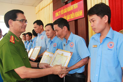 Đại tá Nguyễn Đức Quỳnh tặng giấy khen cho công nhân Nhà máy nước giải khát cao cấp  Yến sào Diên Khánh.