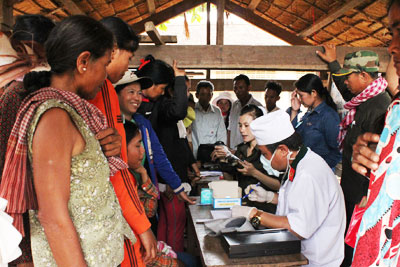 Tặng quà và khám bệnh cho người dân tỉnh Stung Treng