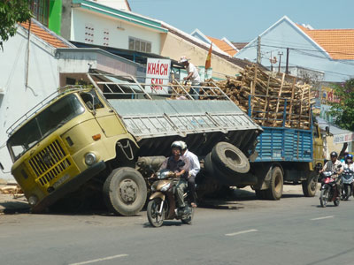 Lật xe chở gỗ