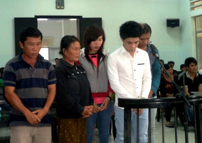 Giết người vì bạn nhậu mở nhạc trong điện thoại