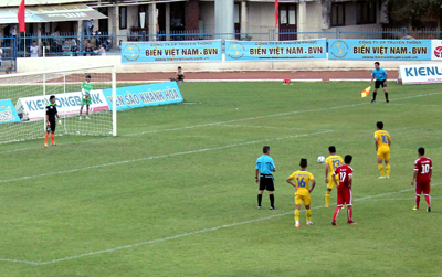 Văn Thanh (10) hoàn tất ngày thi đấu tỏa sáng với 3 bàn thắng.