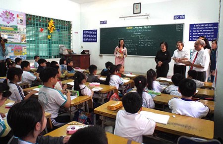 Bà Trương Mỹ Hoa, nguyên Phó Chủ tịch nước, trưởng Ban Chỉ đạo chương trình “Vì học sinh Trường Sa thân yêu”, đến thăm và ghi nhận những đóng góp của trường Lộc Thọ vào tháng 1-2014. Ảnh:Plo.vn