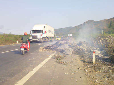 Đốt rác trên đường quốc lộ