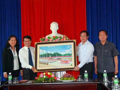 Bộ trưởng Bộ Thông tin và truyền thông thăm Báo Khánh Hòa