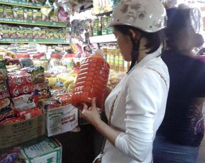 Tương ớt giá rẻ được bán nhiều ở các chợ.