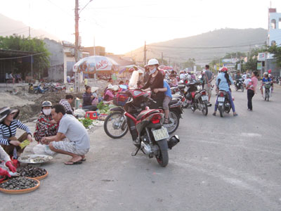 Họp chợ tràn ra lòng đường gây mất an toàn giao thông.