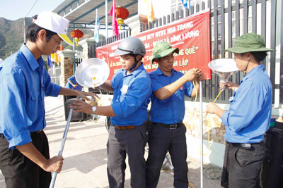 Lắp đặt bóng đèn công trình thanh niên “Thắp sáng đường quê”. 