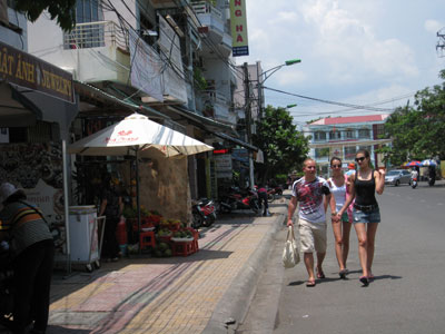 Hàng quán lấn chiếm vỉa hè