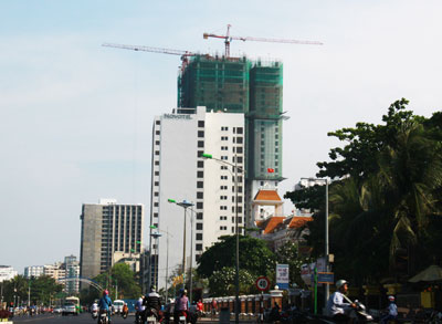 Nguy hiểm từ các tháp cẩu xây dựng