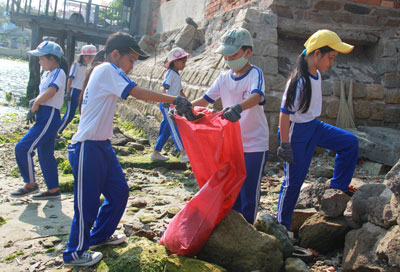 Học sinh Trường Tiểu học Vĩnh Nguyên 3 tham gia nhặt rác trong “Ngày môi trường xanh”.