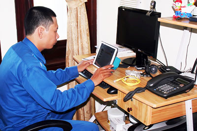 Nhân viên kỹ thuật Viễn thông Khánh Hòa lắp đặt Internet MegaVNN cho khách hàng.