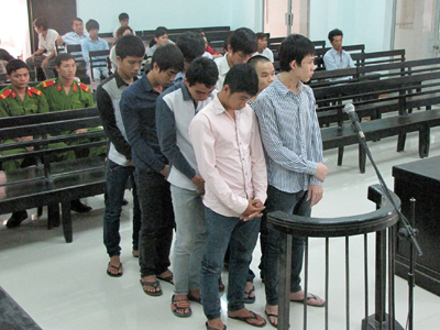 Trả thù giùm, 7 thanh niên theo bạn ra hầu tòa