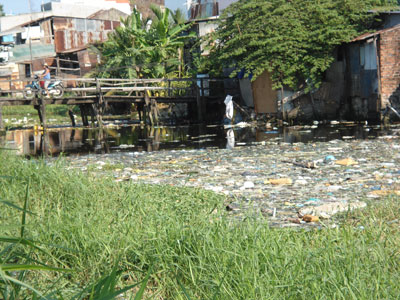 Sông bị ô nhiễm