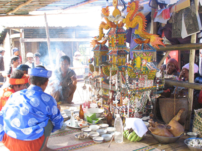 Thầy cúng đang cúng lễ Bỏ mả