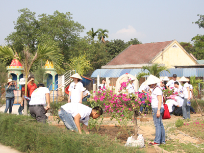 Khách sạn Novotel trồng cây hưởng ứng Ngày hành tinh xanh