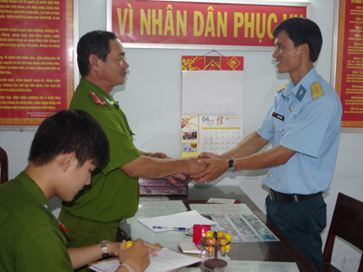 Đề nghị khen thưởng thiếu úy không quân dũng cảm bắt cướp