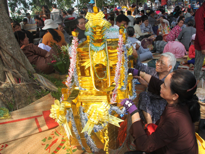 Chuẩn bị lễ vật dâng Mẫu