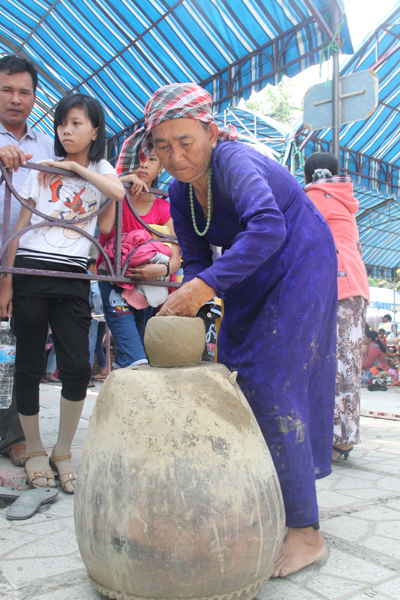 Nghệ nhân người Chăm trình diễn nghệ thuật làm gốm không cần dùng bàn xoay