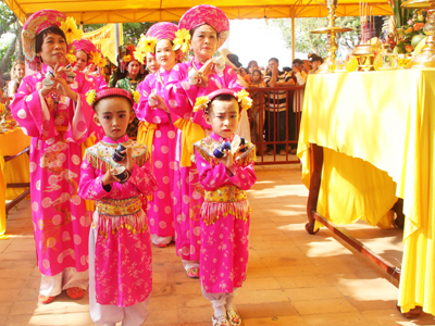 Nhiều em nhỏ tham gia vào đoàn lễ