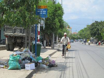 Rác ở điểm đỗ xe buýt