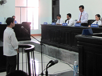 Mượn chuyện bắt chấy để "hành sự"