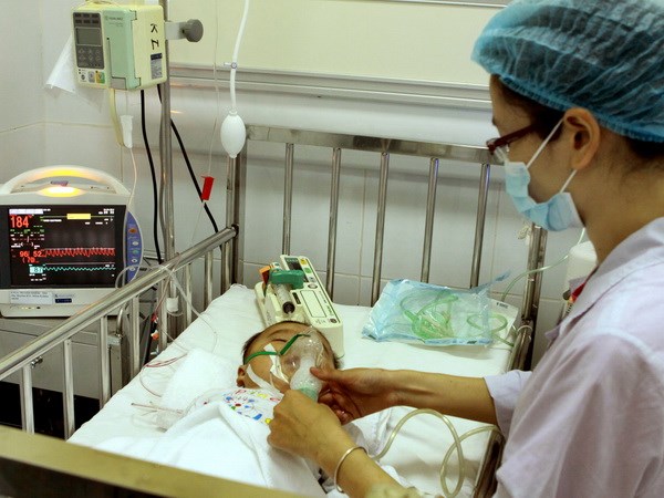 Điều trị cho bệnh nhân mắc sởi tại Bệnh viện Nhi Trung ương. (Ảnh: Dương Ngọc/TTXVN)