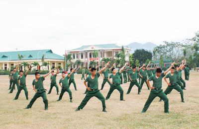 Chiến sĩ mới luyện võ trên thao trường.