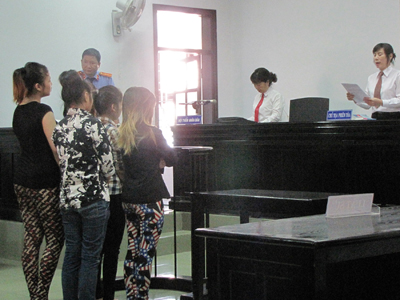 Chặn đường nữ sinh để cướp tài sản