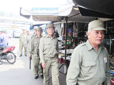 Bảo vệ dân phố phường Vạn Thạnh làm nhiệm vụ ở chợ Đầm.