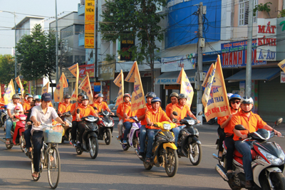 Đoàn diễu hành trên đường Lê Thánh Tôn, TP. Nha Trang