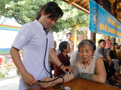 Khám bệnh cho người dân phường Ba Ngòi, Cam Ranh.