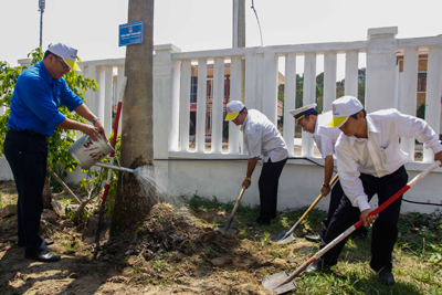 Trồng cây lưu niệm tại huyện Trường Sa.