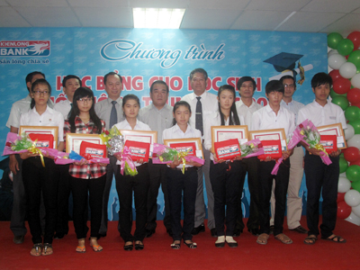 Trao 50 suất học bổng cho học sinh có hoàn cảnh khó khăn