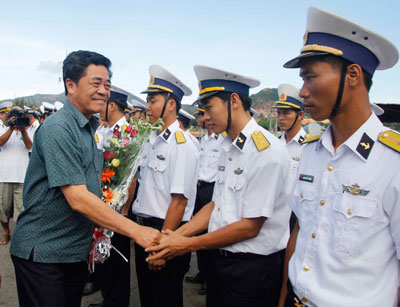 Thăm, động viên quân, dân Trường Sa và nhà giàn DK1