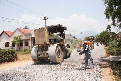 Làm đường giao thông nông thôn ở xã Ninh Sơn.